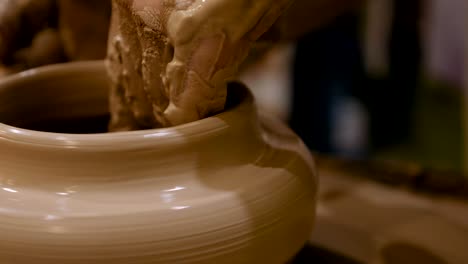 el alfarero está haciendo una olla de arcilla en la rueda del alfarero