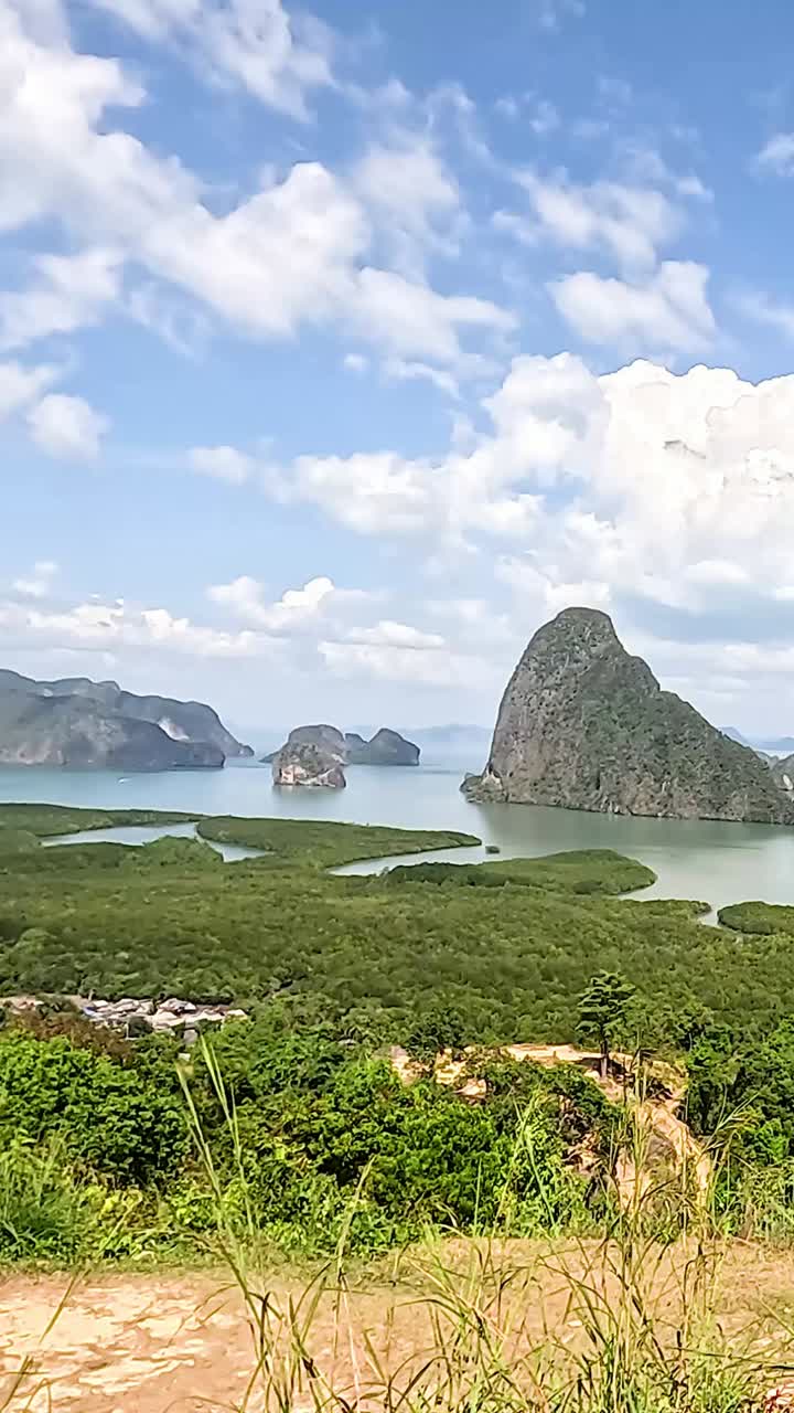 hermosa vista de una bahía costera con islas y manglares