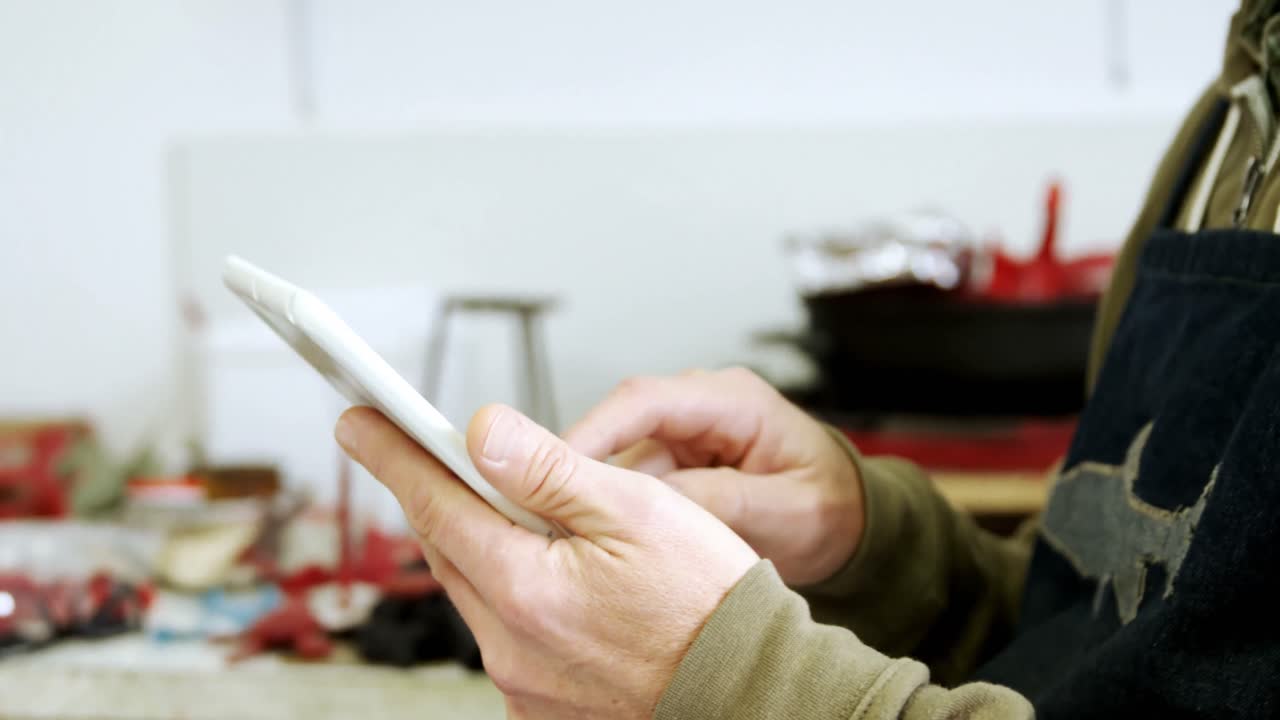 4k 워크 ⁇ 에서 디지털 태블릿을 사용하는 장인