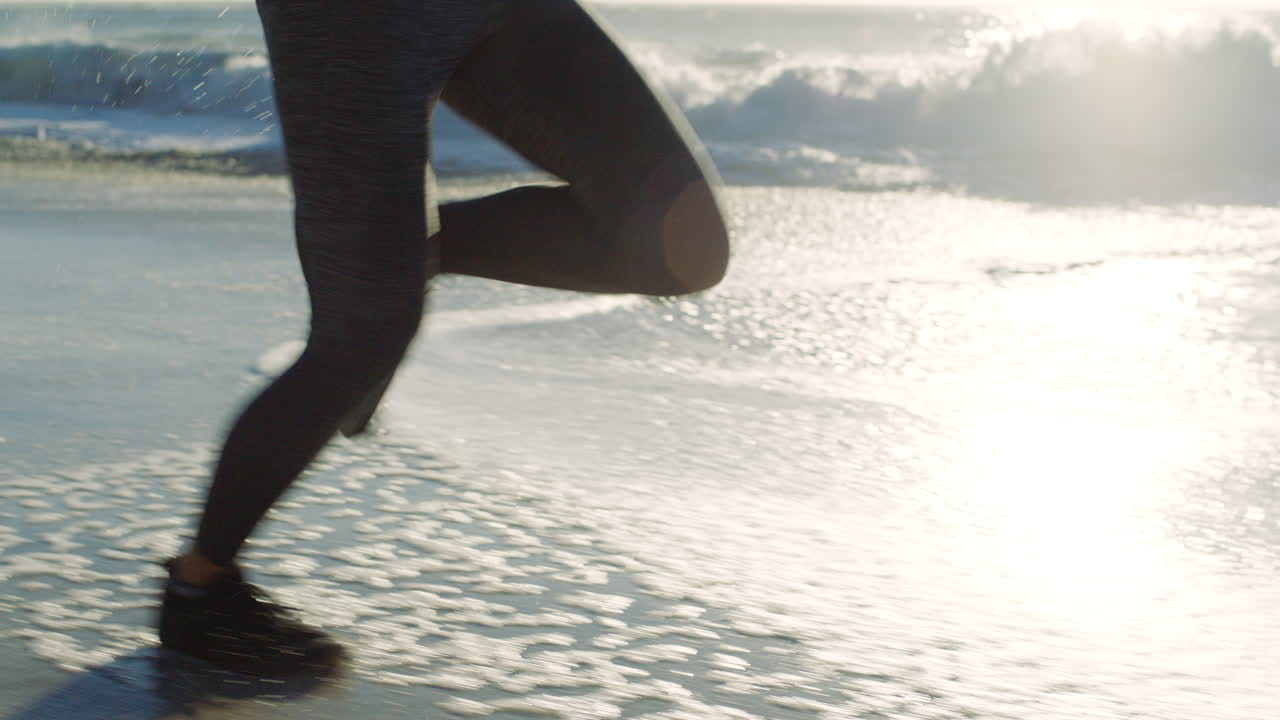 Gambe che corrono, fitness e onde della spiaggia per l'allenamento