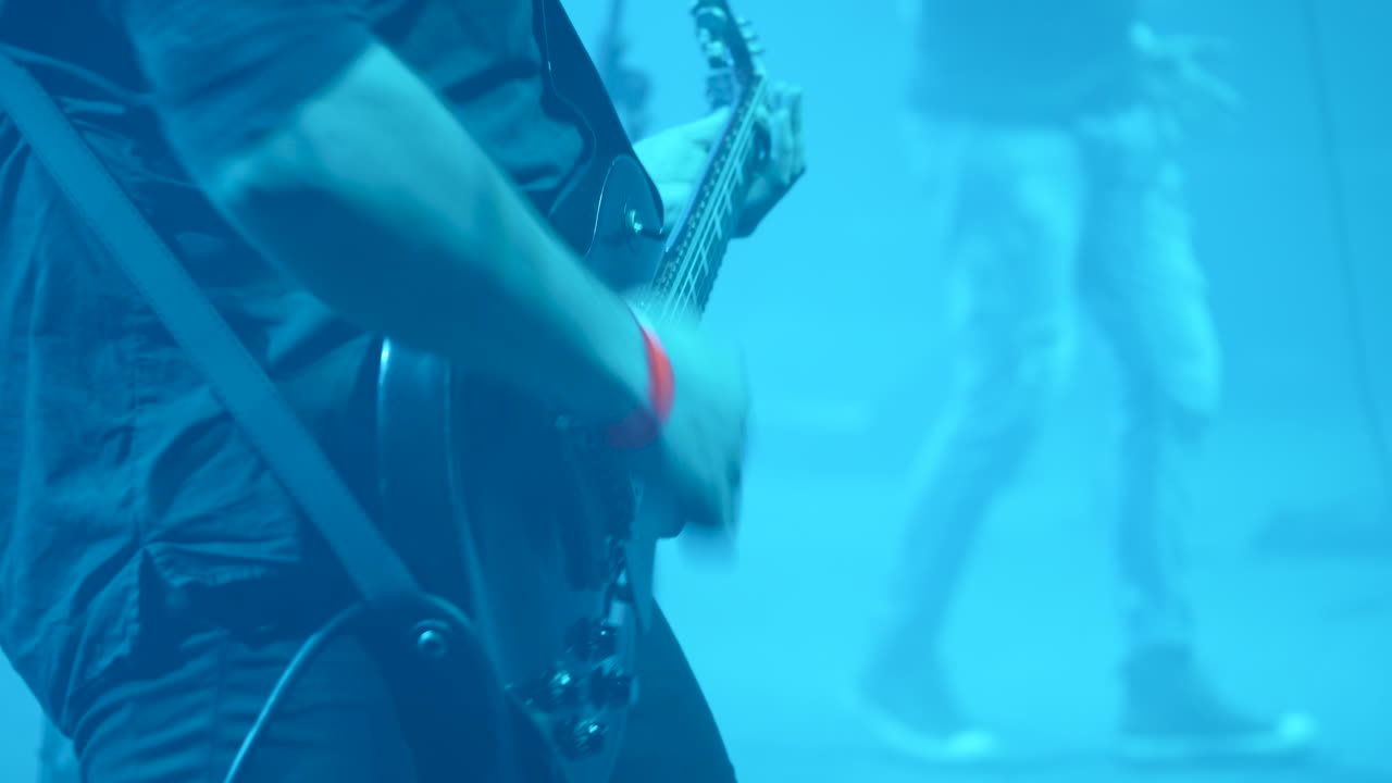 guitarrista actuando en el escenario