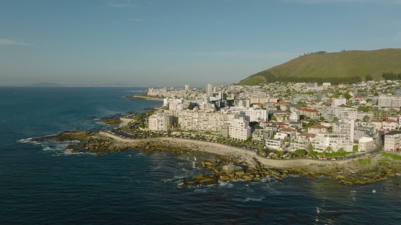 costa del mar en un destino turístico. edificios de apartamentos de varios pisos u hoteles en el paseo marítimo. ciudad del cabo, sudáfrica