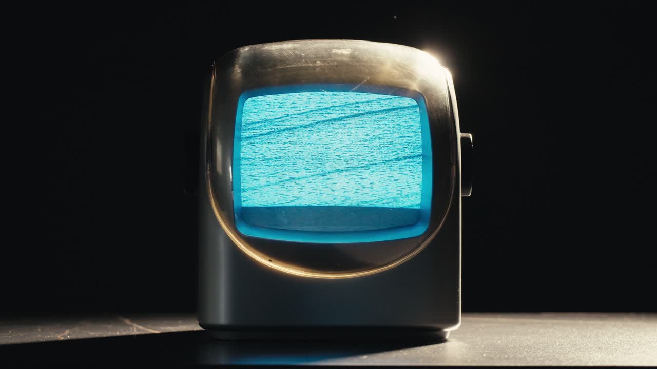 레트로 tv, 노스탈기적인 설정으로 빈티지 tv, 레트로 tv는 화면에 곡물을 표시합니다, 무서운 할로윈 밤 장치, 크로마 키 및 그린 스크린에 좋습니다.