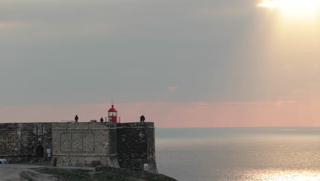 Hermosa-Puesta-De-Sol-En-La-Playa-Praia-Do-Norte-En-Farol-Nazare-Portugal---Lapso-De-Tiempo