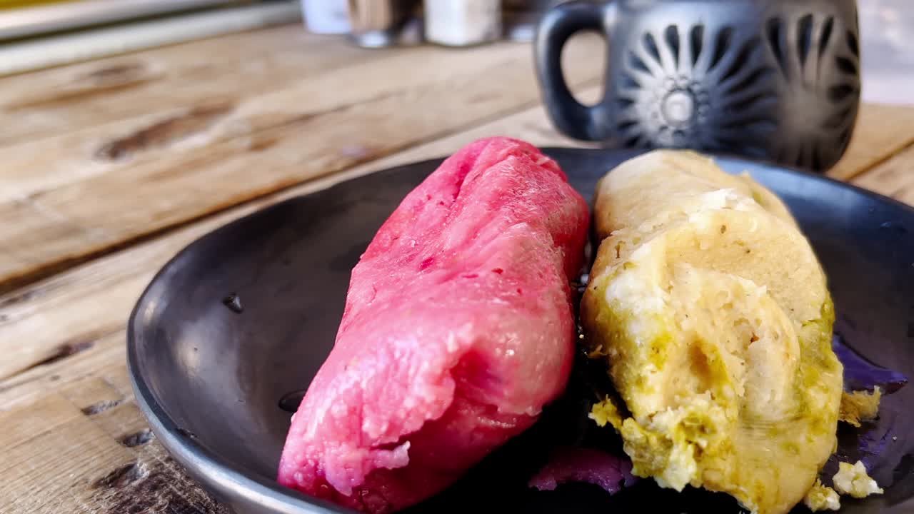 두 개의 타말, 한 개의 분홍색과 한 개의 노란색, 검은 컵 에 접시에 앉아