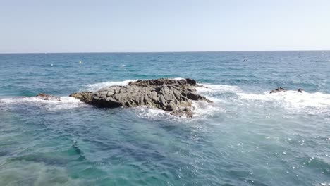 Imágenes-De-Drones-De-Cormoranes-Sentados-En-Una-Roca-Del-Mar-Mediterráneo