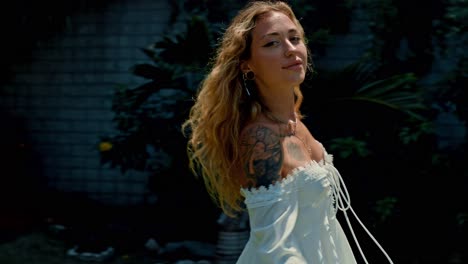 mujer con un vestido blanco posando al aire libre