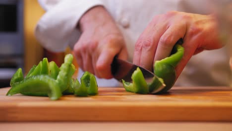 El-Cocinero-Está-Cortando-Pimientos-Verdes