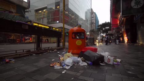 lixeira transbordando na rua de hong kong