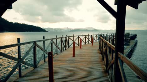 Caminando-En-Un-Muelle-Durante-Un-Día-Nublado