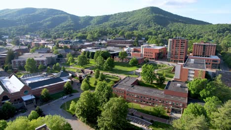 Campus-De-La-Universidad-Estatal-De-Los-Apalaches-De-Empuje-Bajo-Aéreo-En-Boone-Nc,-Carolina-Del-Norte