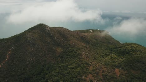 Antena-De-Drones-Dentro-Y-Por-Encima-De-Las-Nubes-En-Una-Isla-Fitzoy-De-Bosque-Tropical-Con-Agua-Azul