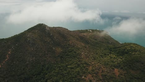 antena de drones dentro y por encima de las nubes en una isla fitzoy de bosque tropical con agua azul