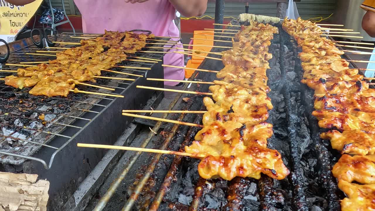 거리 시장 에서 김 을 하고 있는 돼지고기 스피어