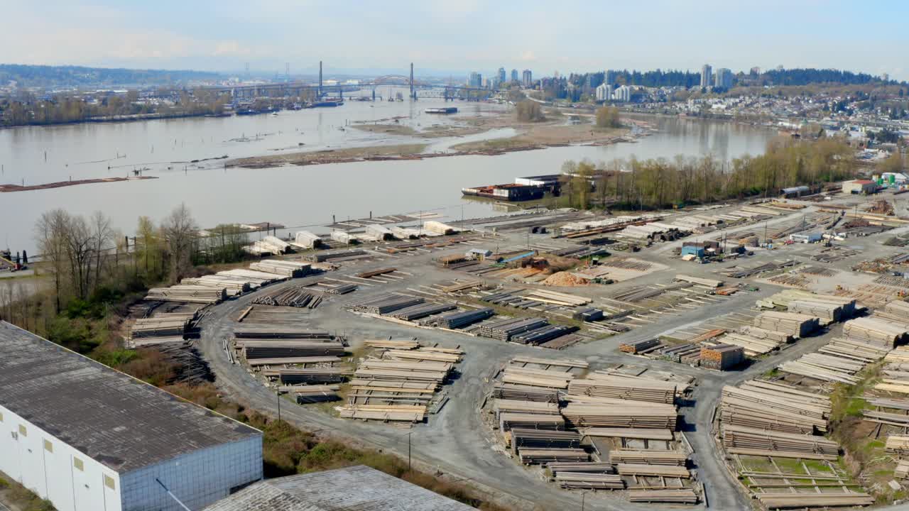 캐나다 bc주 뉴웨스트민스터의 프레이저 강둑에 있는 목재 생산 산업에서 절단된 목재 재고