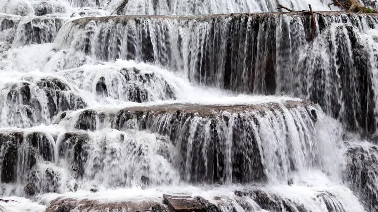 Sakte film av terrassert skogsfoss Dokuzak i Strandzha-fjellet nær Burgas, Bulgaria
