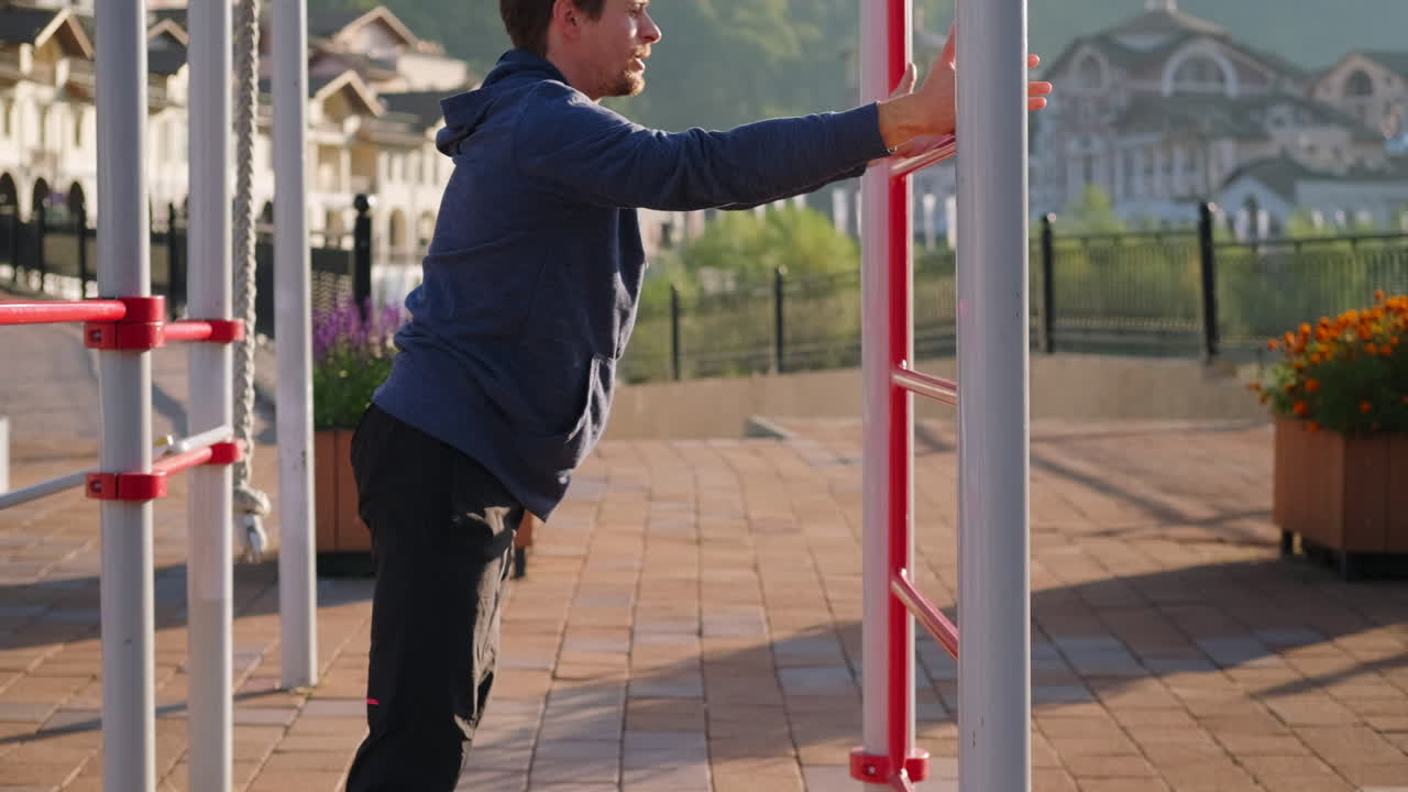 야외 체육관 에서 스트레칭 하는 남자