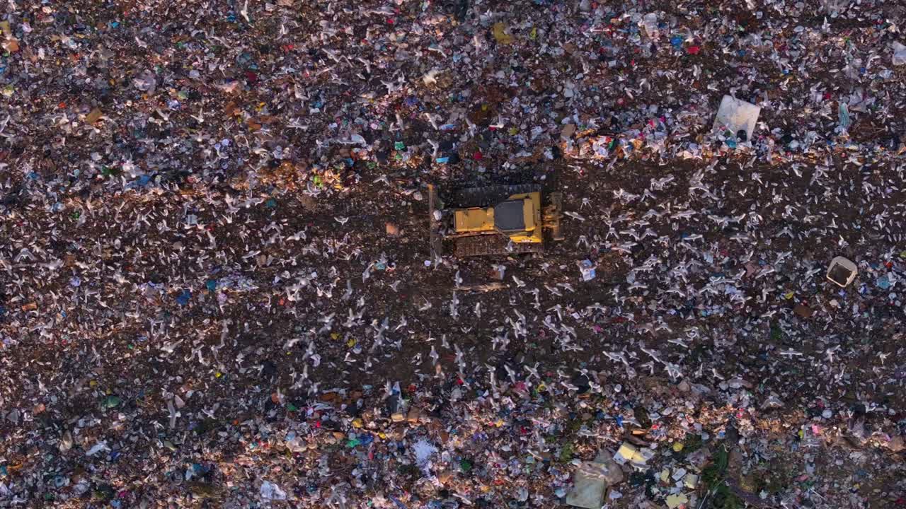 Prospettiva drone di una discarica straripante di rifiuti industriali e domestici
