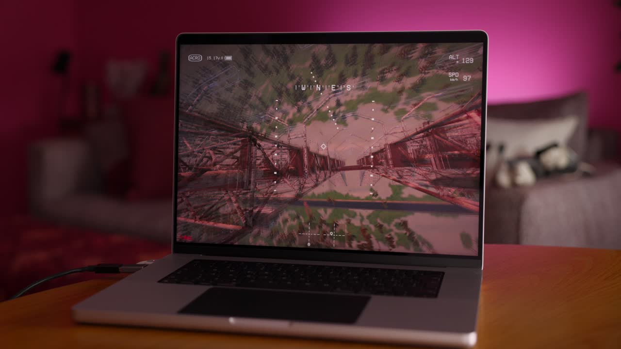 simulador de drones fpv en el interior en el portátil