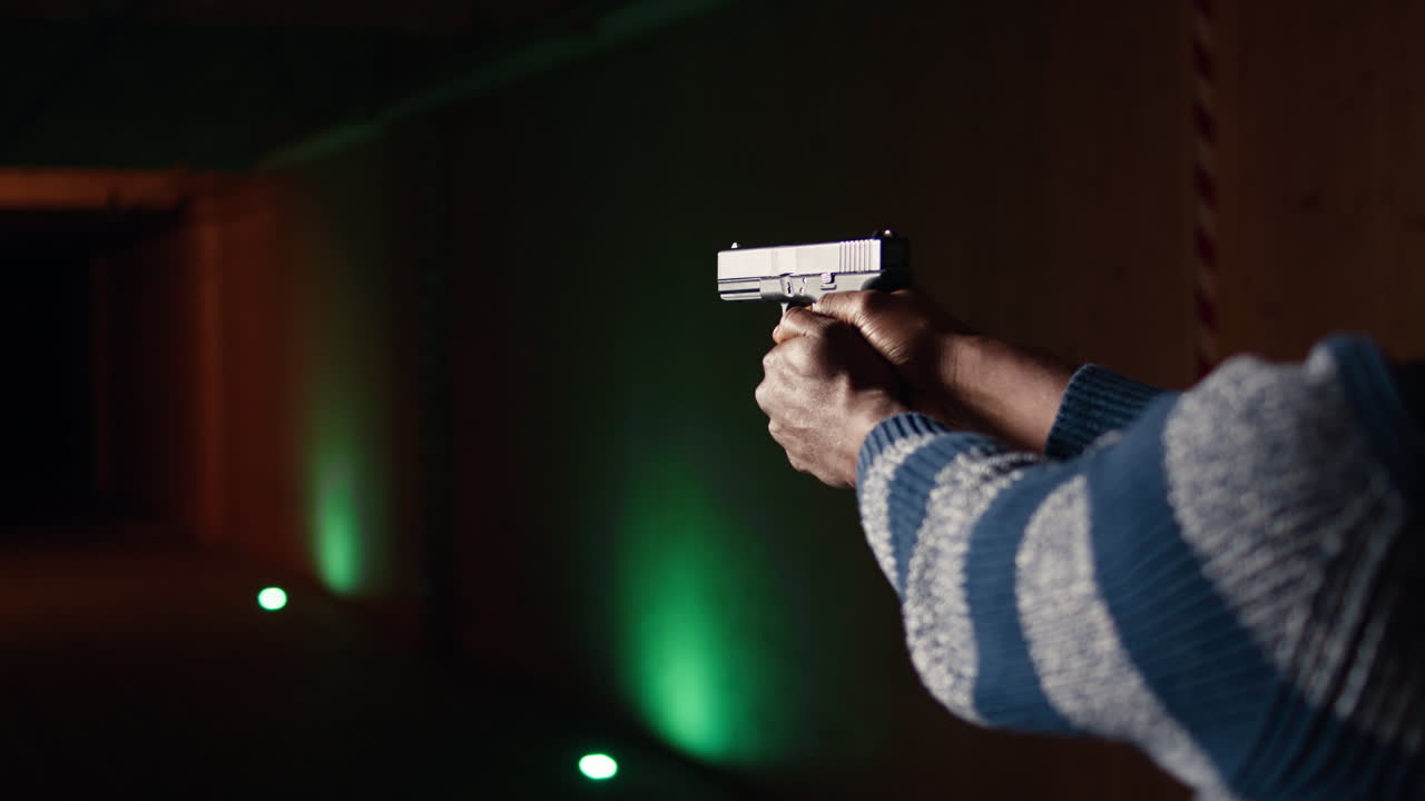 el cliente dispara con una pistola, ataca objetivos, de cerca.