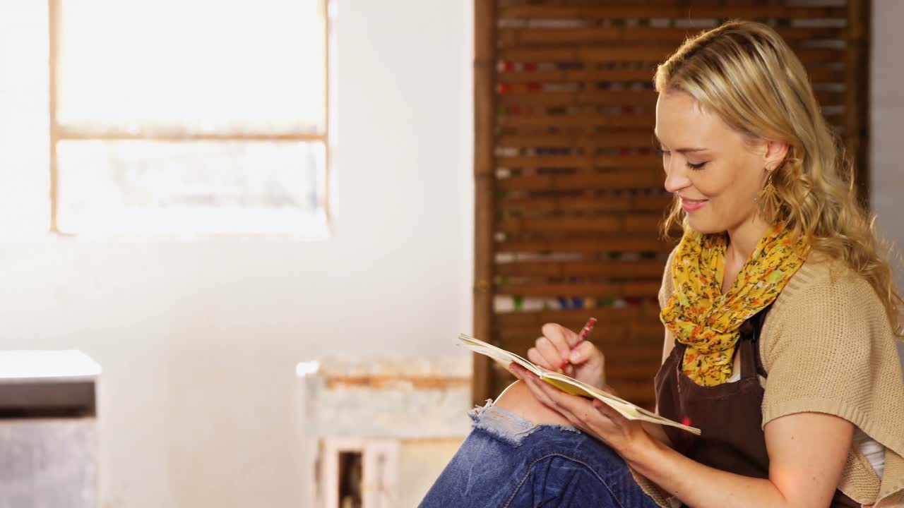 Bella pittura femminile del vasaio sul vaso
