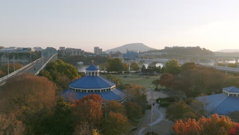 imágenes aéreas lentas que avanzan sobre el carrusel en el parque coolidge sobre los coloridos árboles de otoño en chattanooga, tn