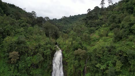 Acercamiento-A-La-Cima-De-La-Cascada-Materuni,-Tanzania