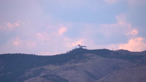 avión bombardero de agua liberando su carga sobre el incendio de calwood en el norte de colorado - 10