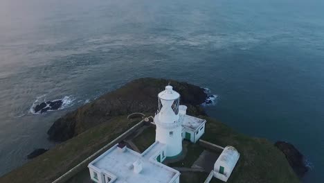 Vista-Aérea-Del-Faro-De-Strumble-Head-En-La-Noche