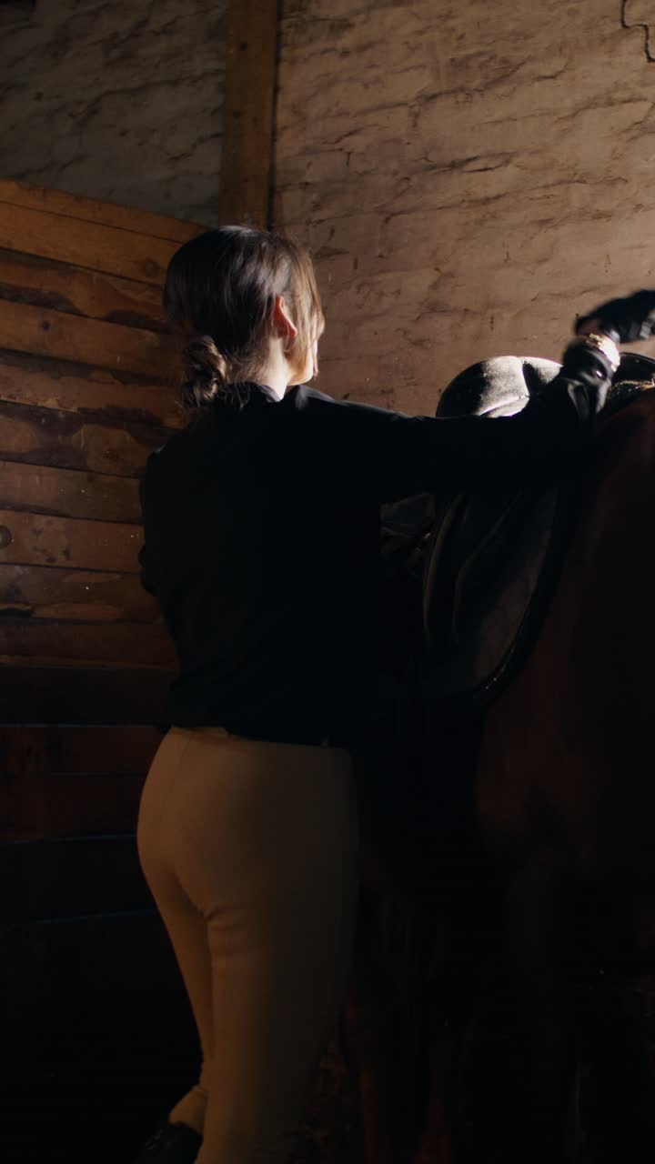 mujer preparando el caballo para montarlo