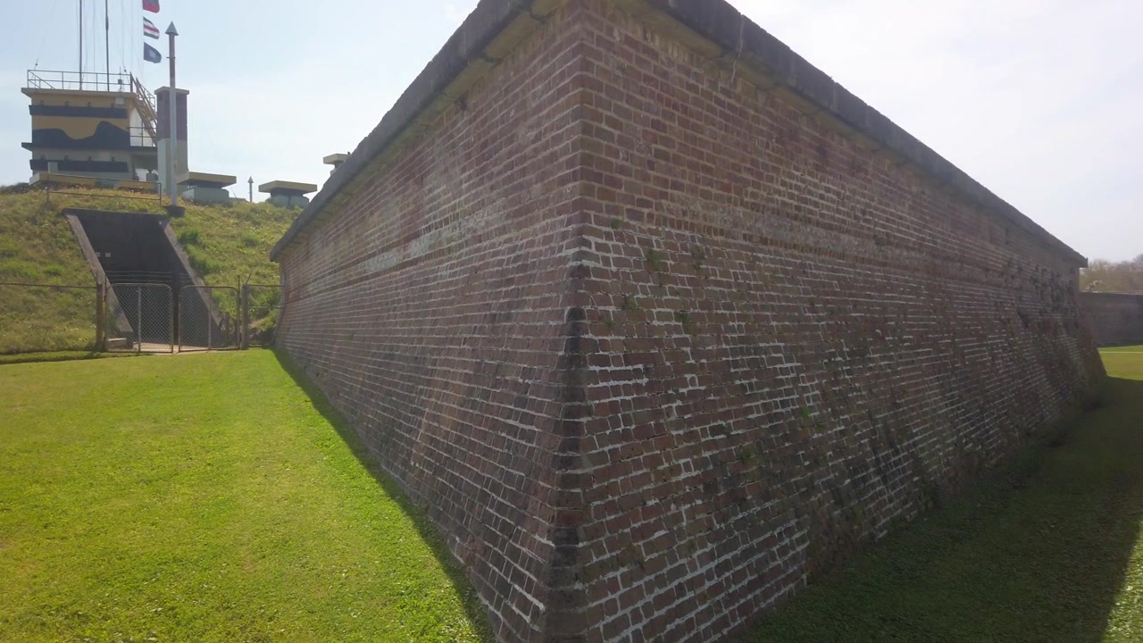 Gimbal close-up pan-opname langs de verdedigingswal bij het historische marinefort Fort Moultrie in Charleston, South Carolina. 4K