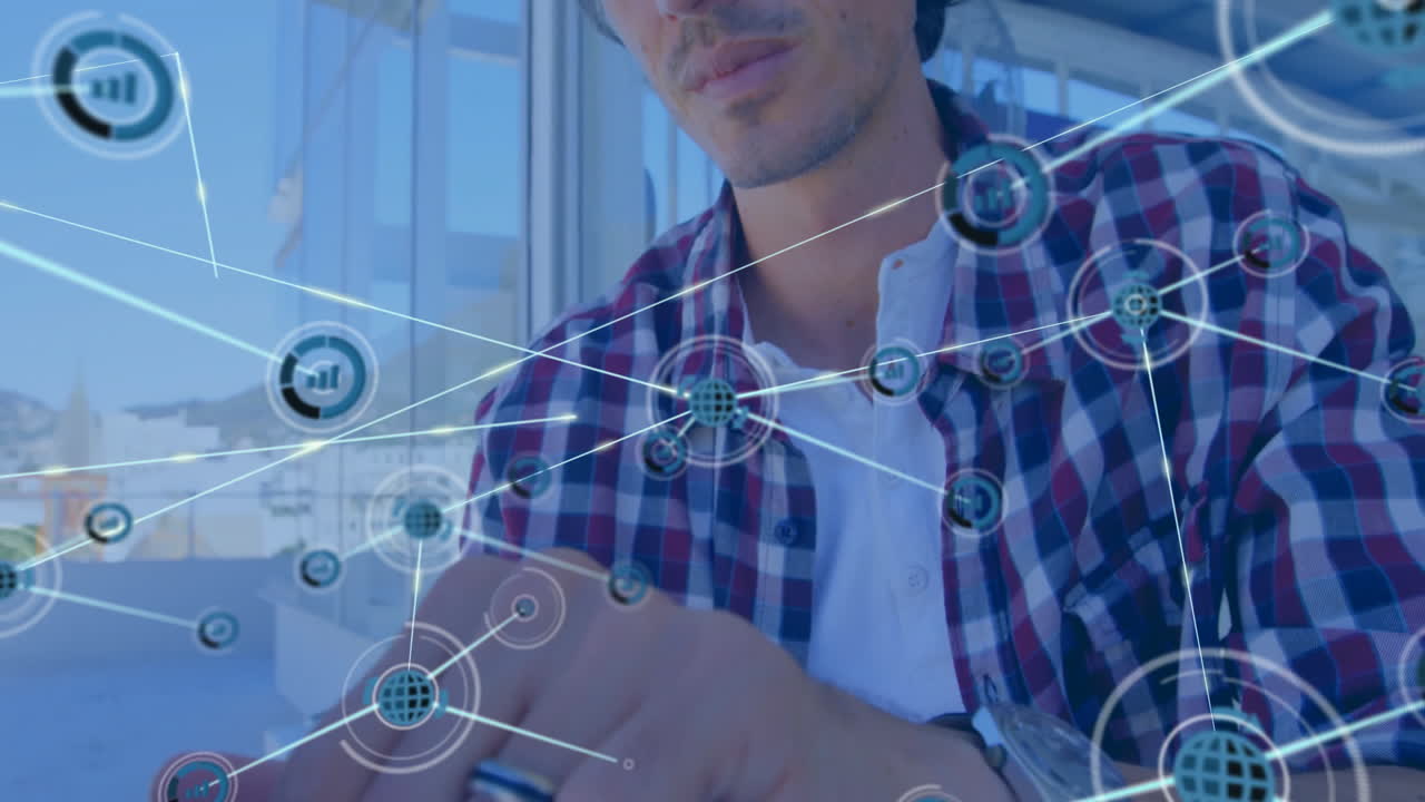 animación de la red de conexiones con globo cons sobre hombre caucásico con tableta en el café
