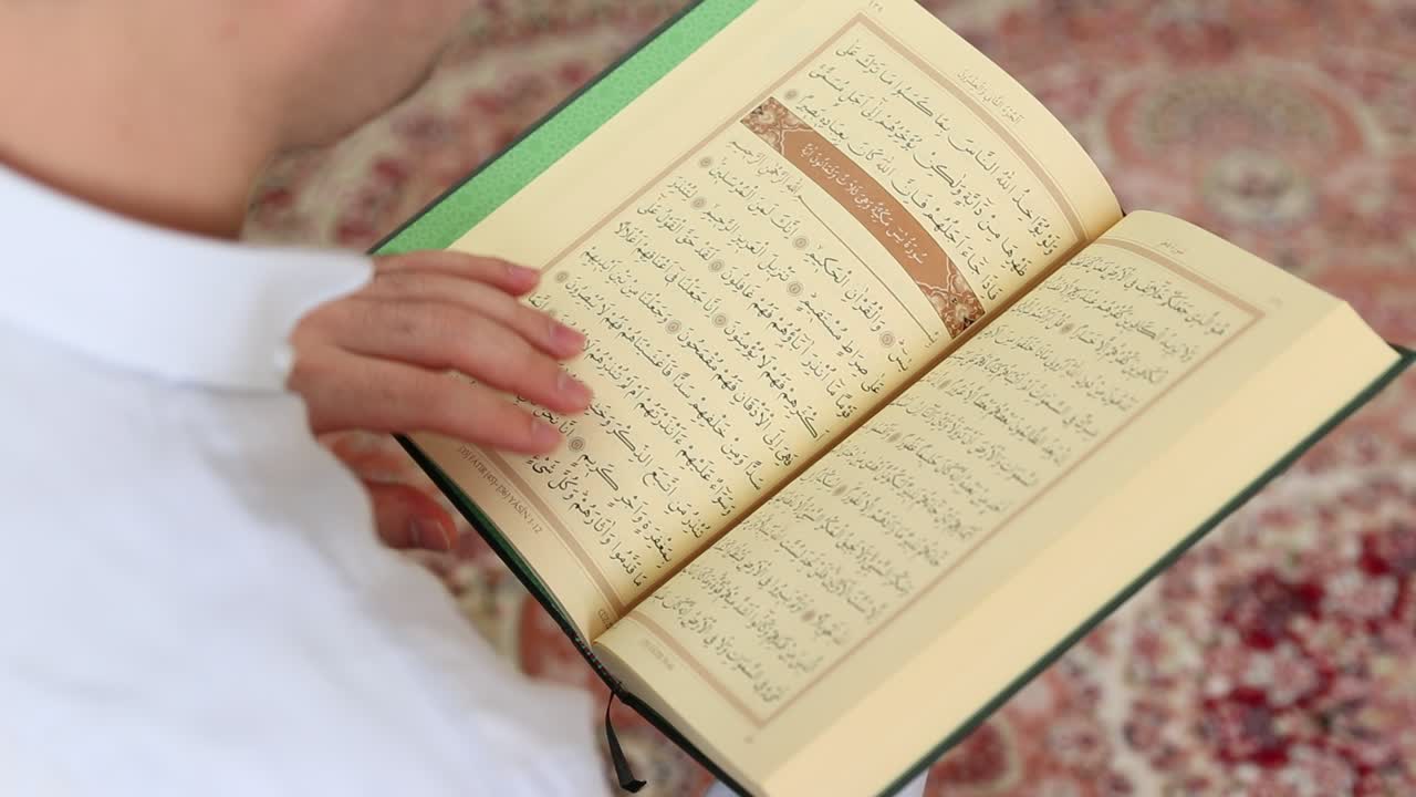 Lettura del Corano in Moschea