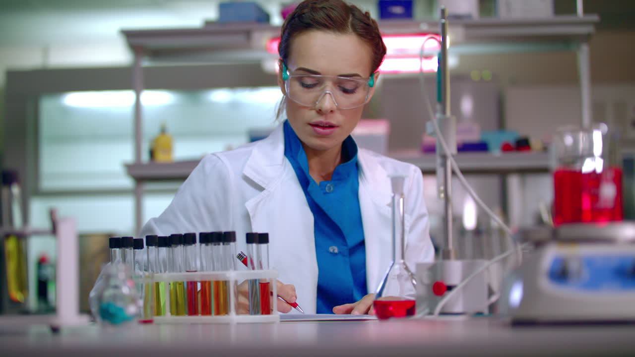 equipo de laboratorio en el laboratorio de ciencias. equipo de científicos que trabajan en el laboratorio de investigación