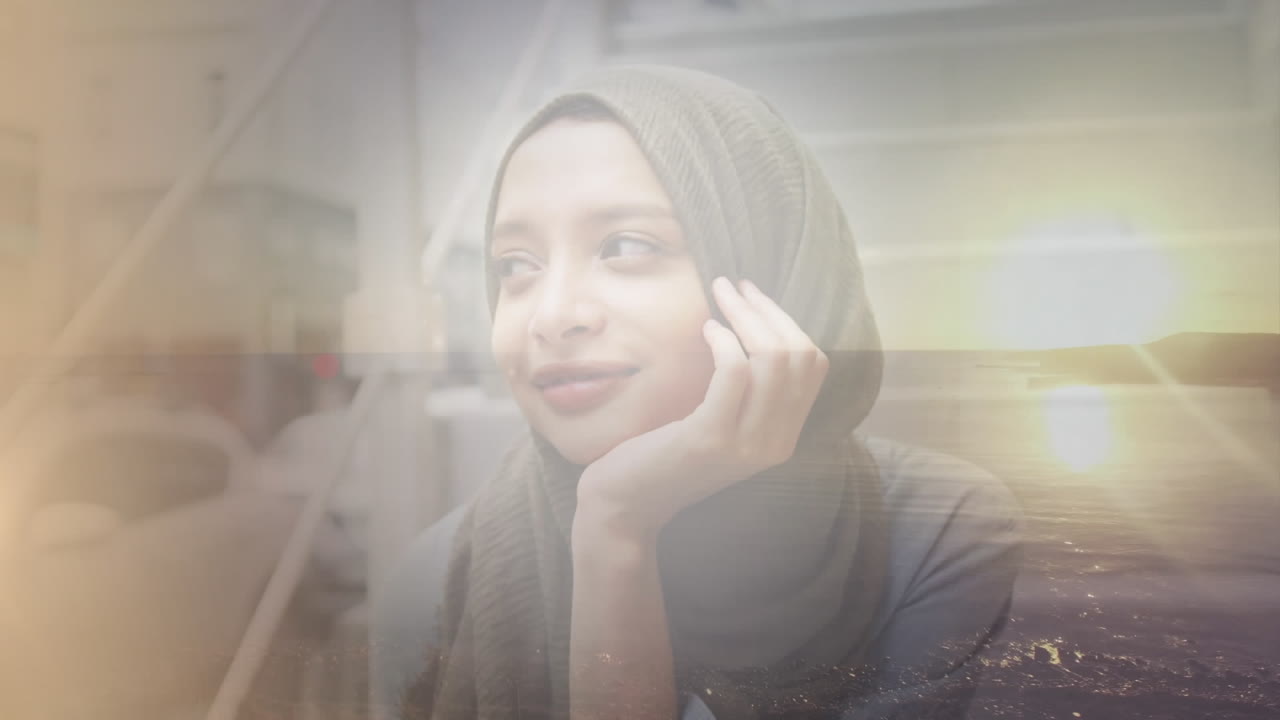 히자브를 입은 미소 짓는 아시아 여성이 풍경 위의 계단에 앉아 있는 애니메이션