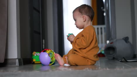 bebé jugando con juguetes