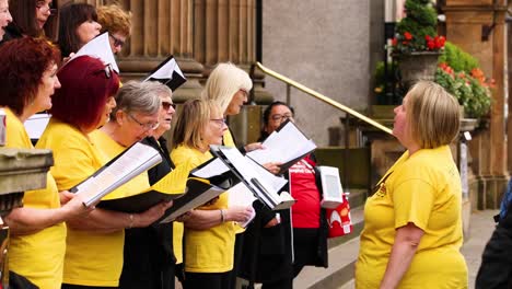 coro cantando al aire libre en el festival fringe de edimburgo