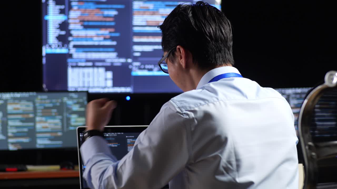 programmatore che celebra il successo con la codifica