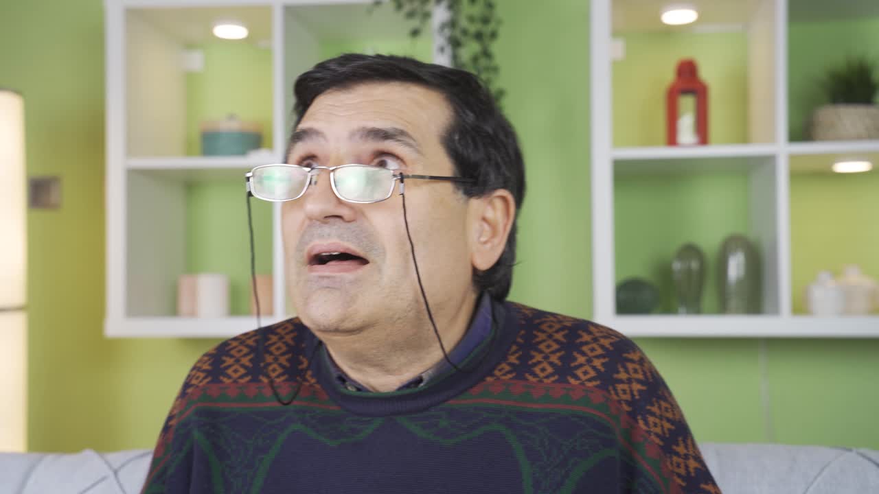 편집증과 정신분열증이 있는 성숙한 노인의 초상화입니다.