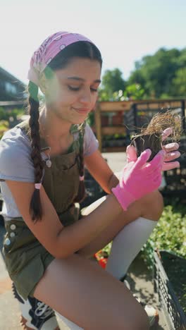 una adolescente inspeccionando las plantas en un centro de jardinería