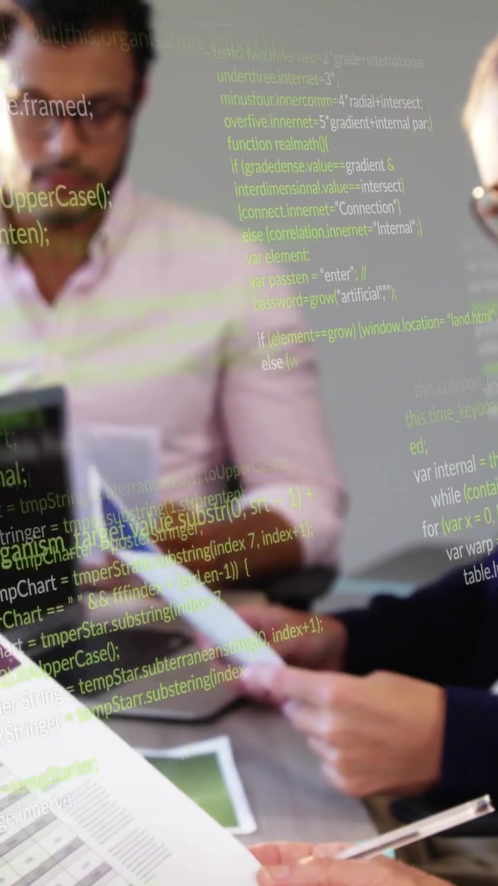 Vídeo vertical: Mulher lendo relatório, mãos virando a página, sobreposição de código verde auxiliando na análise de negócios