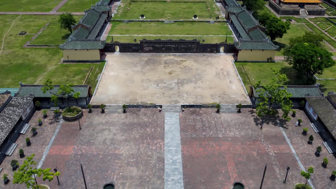 Pintu masuk, taman, dan kuil Benteng Bersejarah Hue.