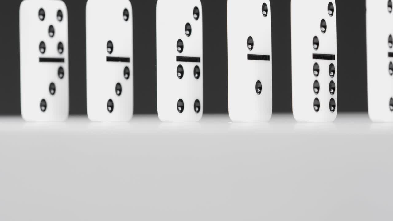 떨어지는 도미노의 낮은 각도 샷