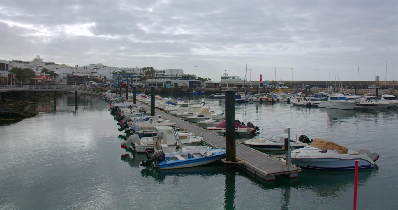 Scatto che si affaccia sul porto della Città Vecchia a Puerto del Carmen.