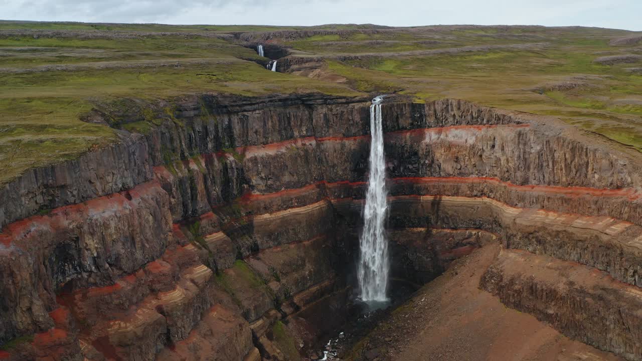 la meseta de islandia y la impresionante cascada de hengifoss la montaña de piedra roja y el río desde la perspectiva aérea