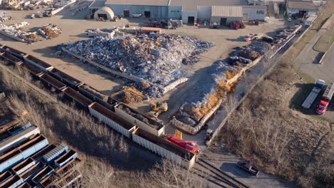 industrie-recycling-anlage in hamilton, ontario mit haufen von metallschrott, sonniger tag, luftansicht