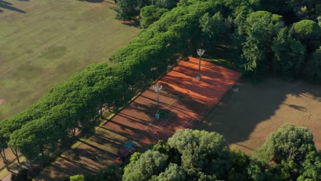 Cancha-De-Tenis-Rodeada-De-Exuberantes-árboles-Verdes-En-Las-Islas-Brijuni,-Croacia