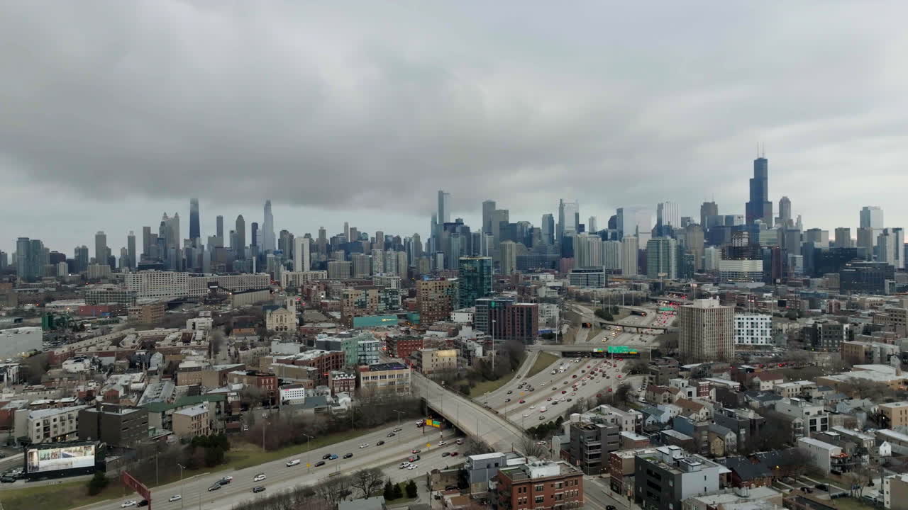 90번 인터체인지의 정적인 조감도, 시카고 강 서쪽의 흐린 날