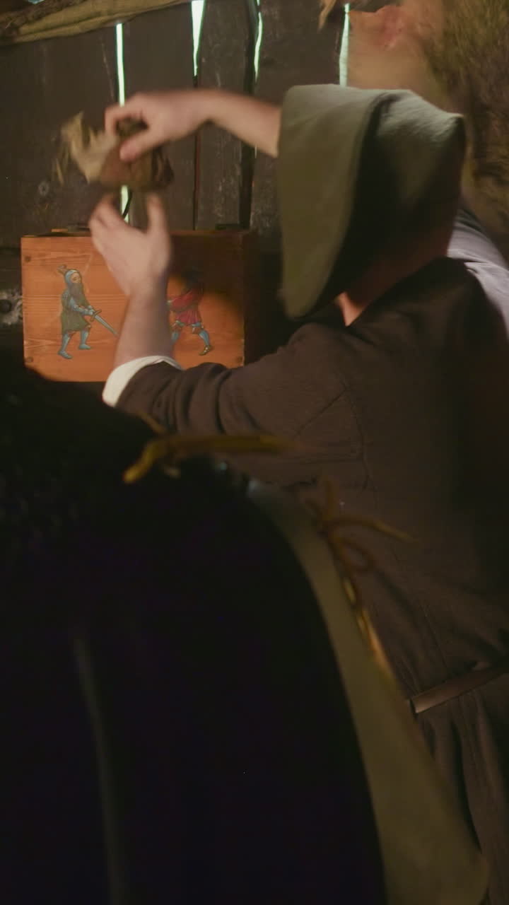 comerciante feliz de servir al caballero en la tienda. sonriente enano obeso con barba vende mercancías a un guerrero honorable en una taberna medieval. reconstrucción de juego de rol