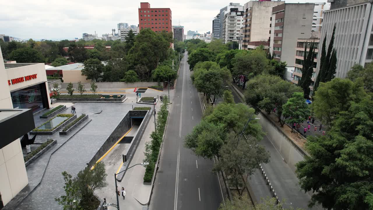 disparo de la calle principal vacía en la ciudad de méxico por la mañana